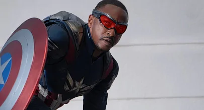 Энтони Маки облачается в костюм Капитана Америка на новом кадре