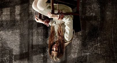 Ингрид Торелли на постере хоррора «Полночь с дьяволом»